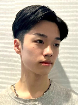 センターパート 黒髪ショート 刈り上げ ツーブロック 韓国風
