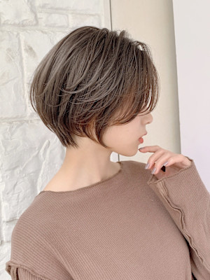 大人可愛いグレージュショートボブ
