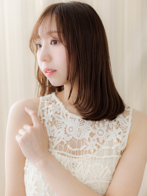 ミルクティーベージュ前下がりミディアムレイヤー20代30代