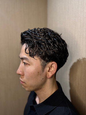 横顔で落とす、大人のツーブロックウェーブ
