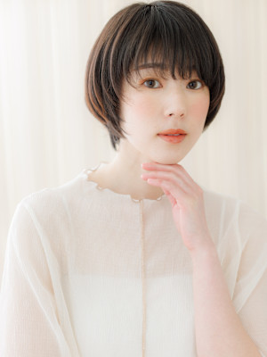 黒髪ダークアッシュ顔周りカットひし形ショートボブ20代30代