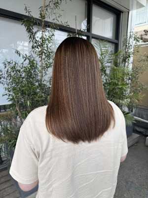 髪質改善ストレートで叶うツヤ美髪ロング