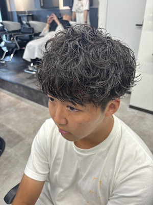 今人気のシャドウパーマで無造作な色気を演出！