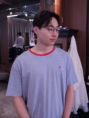 大人感のあるセンターパートの前下がりショート