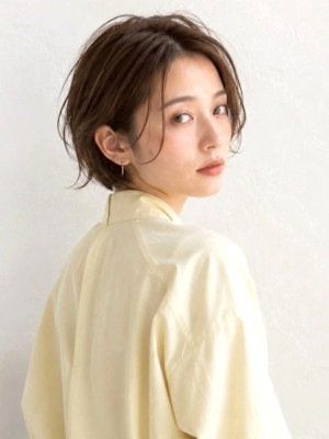 ショートカット ダークブラウン 20代 顔周りレイヤー