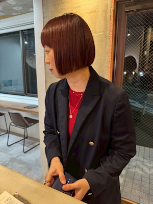 赤み艶ストレートボブ