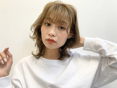 くびれレイヤーボブミディアムハイトーン20代30代