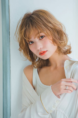 ハイトーンミディアム外ハネくびれレイヤー20代30代