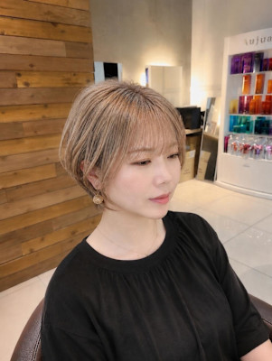 ハイトーンで白髪を活かすくびれショート