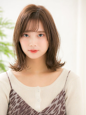 ミディアムヘア外ハネ伸ばしかけ20代30代