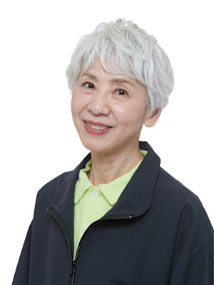 大人可愛く白髪を楽しむ！大人のアクティブショートヘア