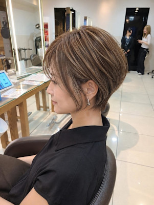 鏡を見るのが楽しくなる白髪ぼかしくびれショート