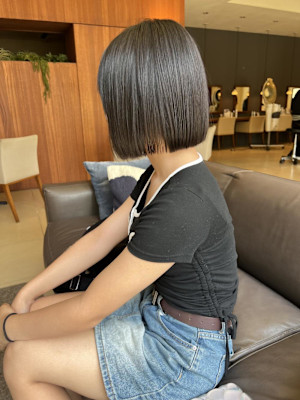 あごライン切りっぱなしボブ