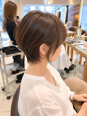 透明感ブラウンで落ち着いた大人のくびれショート