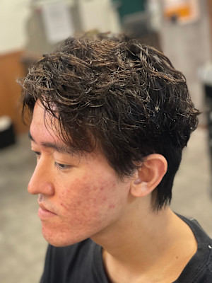 動きで魅せる大人のメンズヘア