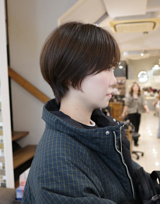 小顔丸みショート 耳かけ前髪あり 艶髪美髪
