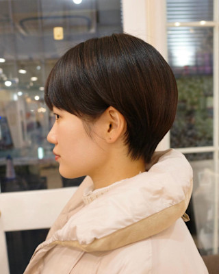 丸みショート小顔見え暗髪マッシュショート20代30代
