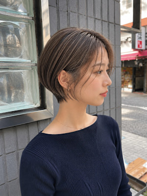 小顔ショートボブ×白髪ぼかしハイライト×アッシュベージュ