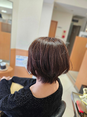 くせ毛でもまとまる。大人女性の丸みショートボブ