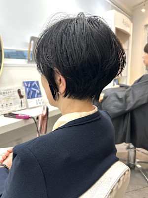骨格美人に見えるショートボブで大人可愛く！
