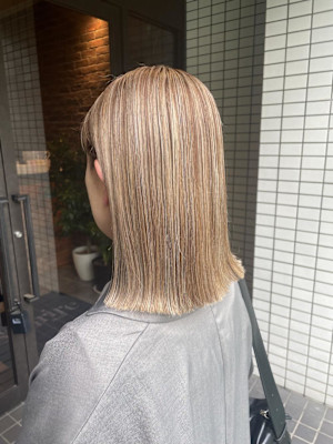 切りっぱなしベージュヘア