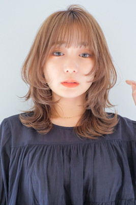 外ハネミディアムウルフカット　オレンジベージュ