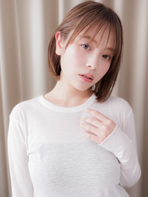 ミルクティーブロンド大人美人耳掛け前下がりボブ20代30代