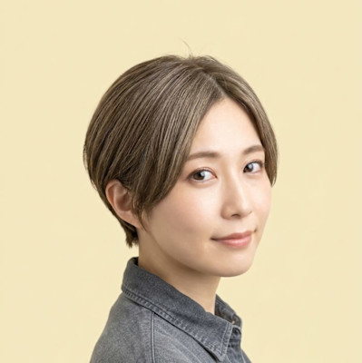 ​透明感グレージュの品よく揺れるハンサムショート