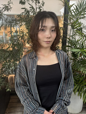 顔まわりレイヤーで魅せる大人のミディアムウルフ