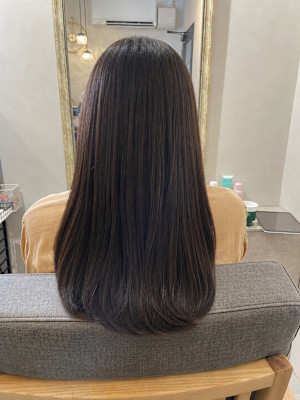 自然な縮毛矯正で叶う艶髪ストレート／うねり・広がり改善◎