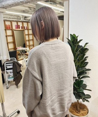 ラベンダーグレージュ×前下がりボブ×ショートボブ