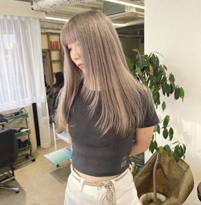 バタフライレイヤー×ぱつっと前髪×レイヤー×シルバーベージュ