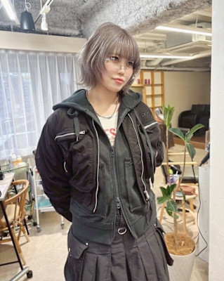 くびれレイヤーボブ×アッシュグレー×シルバーグレー