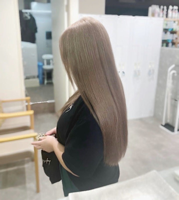 ミルクティーグレージュ×ブリーチカラー×艶髪ストレート