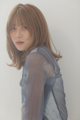 30代ミディアムレイヤーボブ・ミルクティーベージュ・前髪あり