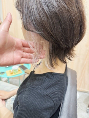 インナーカラー×ホワイトベージュ×くびれショート