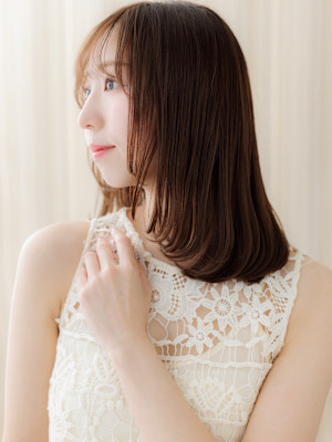 ミルクティーベージュ前下がりミディアムレイヤー20代30代