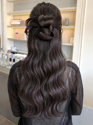 ハーフアップ ヘアセット お呼ばれヘア 艶髪 波巻き 20代