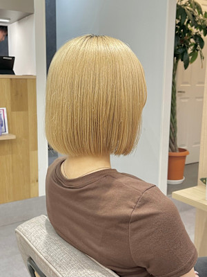  切りっぱなしハイトーンボブ