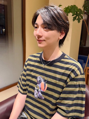 センターパートで爽やかに、フェザーパーマ