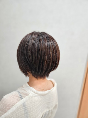 朝まとまらない髪に骨格に合わせた大人ショートでツヤとおさまり
