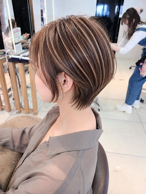 白髪を活かすくびれショート