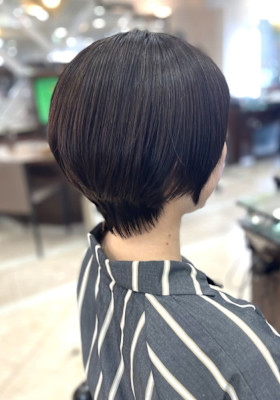 女性らしい柔らかさを残した丸みシルエット