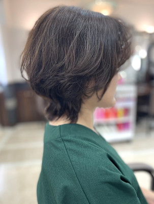 パーマ活かし×首元すっきり大人グレージュショート