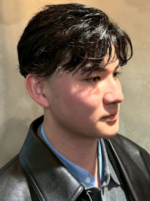 センターパート ビジネスヘア 黒髪 ニュアンスパーマ 20代