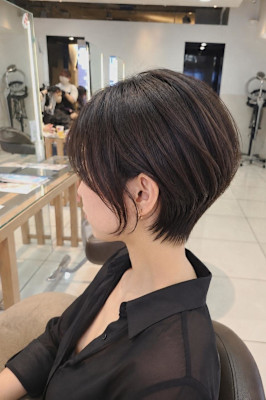 丸みとくびれでシルエットが綺麗に見えるショート