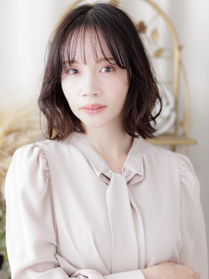 暗髪ローライトカラーブリーチなしゆるふわくびれレイヤー