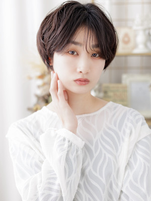 黒髪ローライトカラーブリーチなしクールショートボブ　シースル