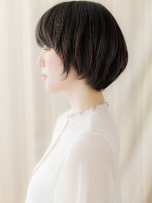黒髪ダークアッシュ顔周りカットひし形ショートボブ20代30代