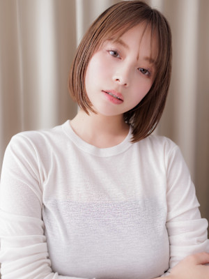 フレンチバングブリーチなし耳掛け小顔前下がりボブ20代30代